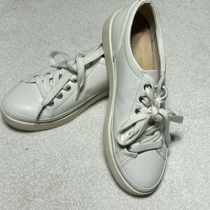 Vionic Women's‎ Bright White Lace-Up Sneakers size 7.5
